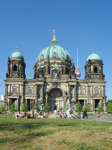 Berliner Dom mit Fernsehturm Foto 