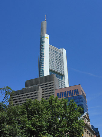 Commerzbanktower mit Häusern Fotos