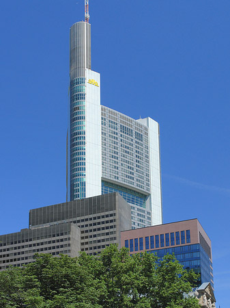 Fotos Commerzbanktower mit Häusern | Frankfurt am Main