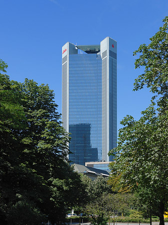 Trianon hinter Bäumen Foto 