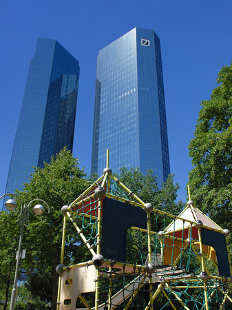 Fotos Deutsche Bank mit Spielplatz