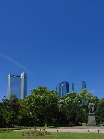 Fotos Trianon hinter Schillerstatue | Frankfurt am Main