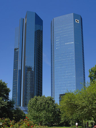 Foto Deutsche Bank mit Weg - Frankfurt am Main