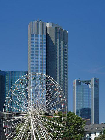 Eurotower mit Riesenrad Foto 
