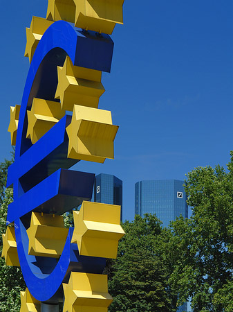 Fotos Eurozeichen mit Bäumen