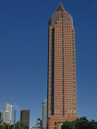 Messeturm mit Theodor-Heuss-Allee Fotos
