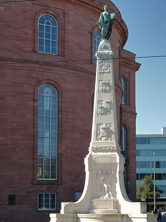 Foto Paulskirche hinter Statue - Frankfurt am Main