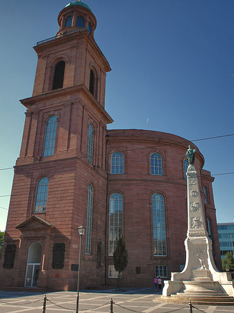 Paulskirche mit Statue Foto 