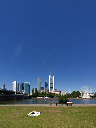 Skyline von Frankfurt mit Sachsenhausener Ufer Fotos