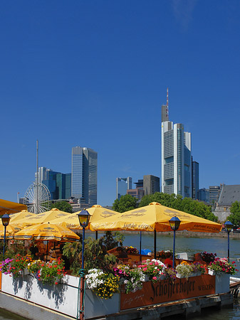 Skyline von Frankfurt mit Schöfferhofer Weizen Foto 