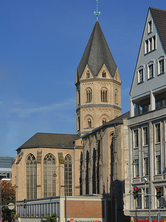 St Andreas mit Häusern Fotos