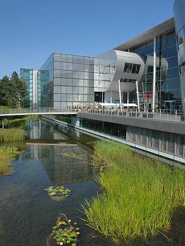 Fotos Gläserne Manufaktur mit Teich | Dresden