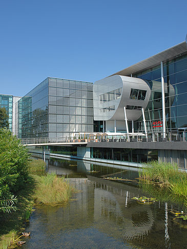 Gläserne Manufaktur mit Teich Fotos