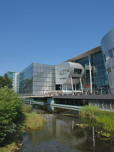 Gläserne Manufaktur mit Teich