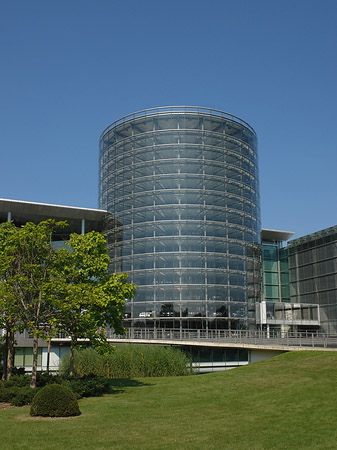 Foto Gläserne Manufaktur mit Wiese - Dresden