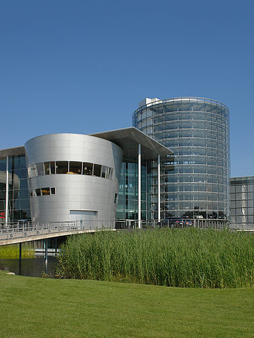 Foto Gläserne Manufaktur mit Wiese