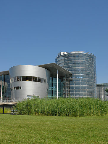 Gläserne Manufaktur mit Wiese