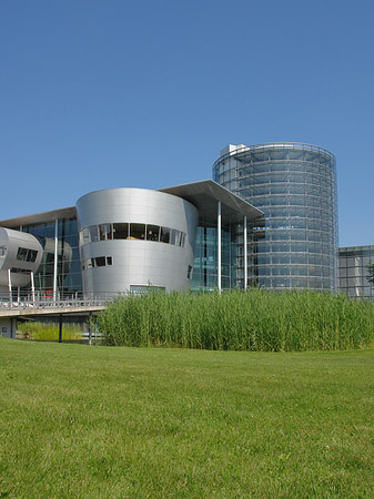 Fotos Gläserne Manufaktur mit Wiese