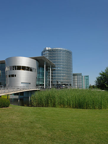 Fotos Gläserne Manufaktur mit Wiese