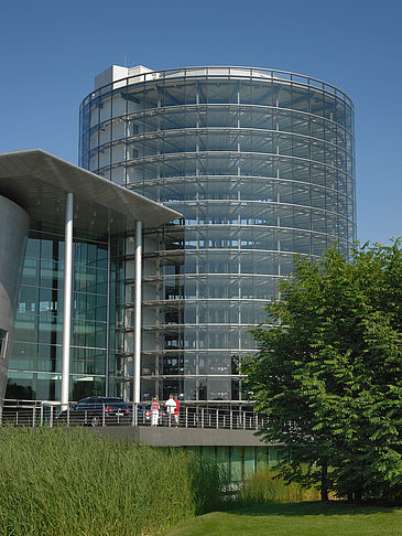 Foto Gläserne Manufaktur mit Wiese