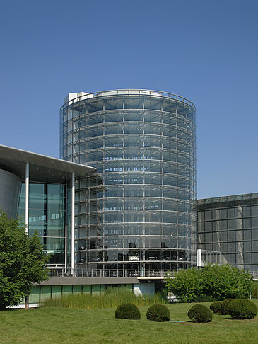 Fotos Gläserne Manufaktur mit Wiese