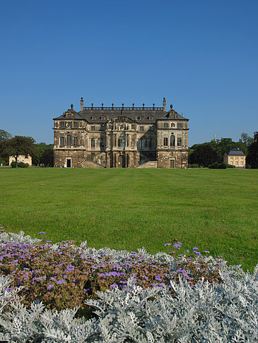 Foto Blumen vor dem Palais