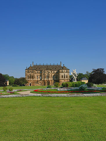 Fotos Palais mit Wiese