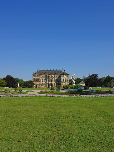 Palais mit Wiese Fotos