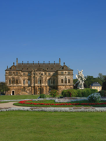 Fotos Palais mit Wiese