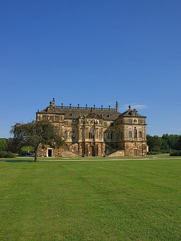 Palais mit Wiese