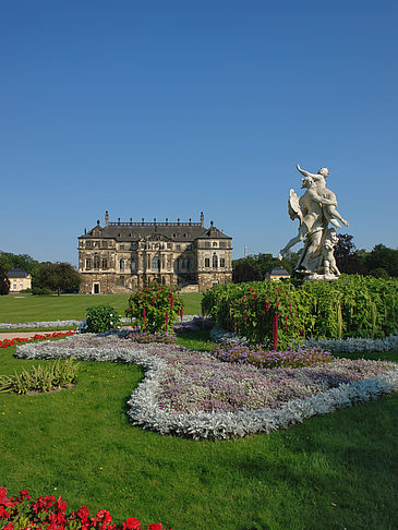 Statue vor dem Palais Fotos
