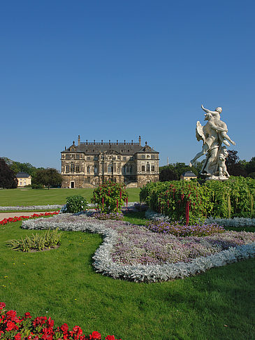 Statue vor dem Palais Fotos