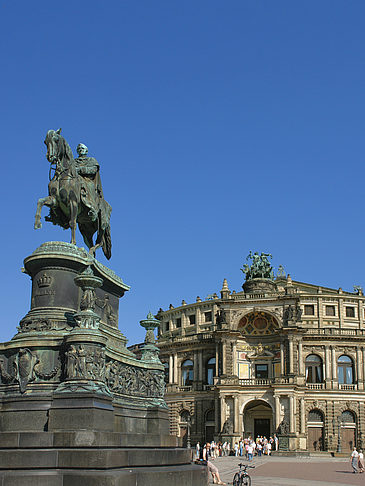 Foto König-Johann-Statue mit Semperoper - Dresden