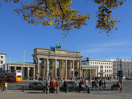 Tor mit Baum