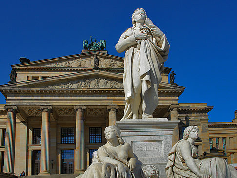 Schillerdenkmal mit Konzerthaus Foto 