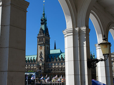 Foto Blick durch die Bögen der Alster Arkaden auf das Rathaus