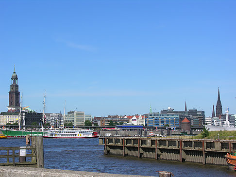 Panorama mit Hafen Fotos