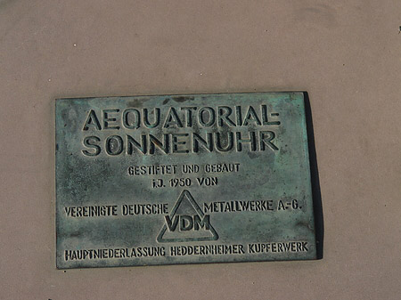 Information über Äquatorialsonnenuhr mit Schild