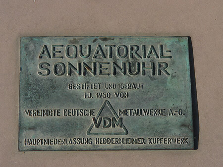 Information über Äquatorialsonnenuhr mit Schild
