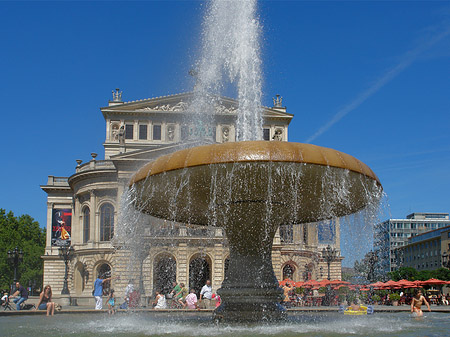 Alte Oper mit Brunnen Foto 