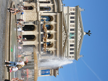 Alte Oper mit Brunnen