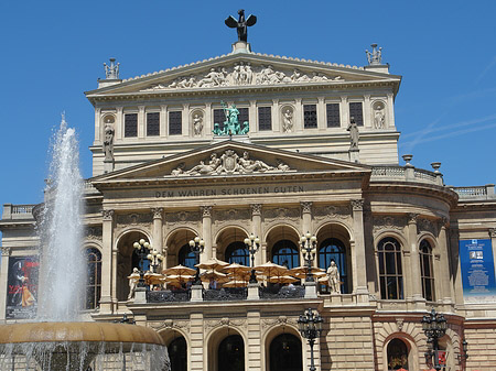 Alte Oper mit Brunnen Fotos