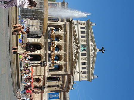 Foto Alte Oper mit Brunnen