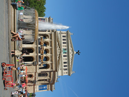 Alte Oper mit Brunnen