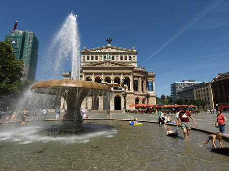 Foto Alte Oper mit Brunnen