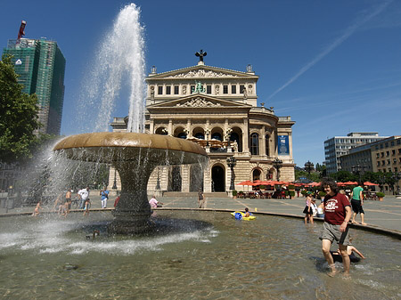 Foto Alte Oper mit Brunnen - Frankfurt am Main