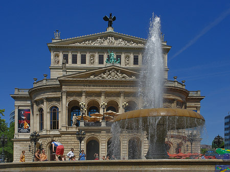 Foto Alte Oper mit Brunnen