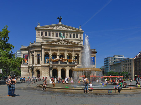 Foto Alte Oper mit Brunnen