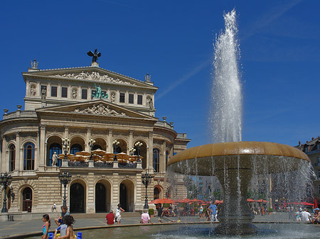 Foto Alte Oper mit Brunnen