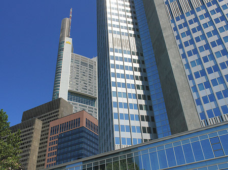 Foto Commerzbanktower mit Häusern